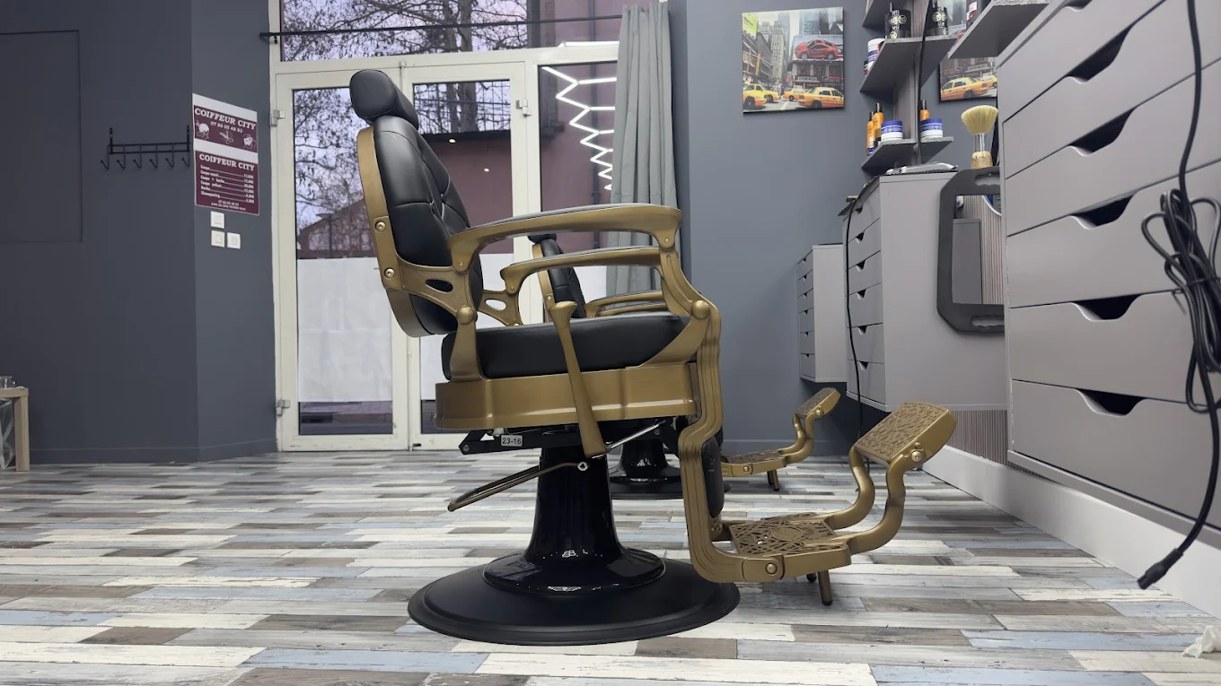Fauteuil de barbier noir et or du salon