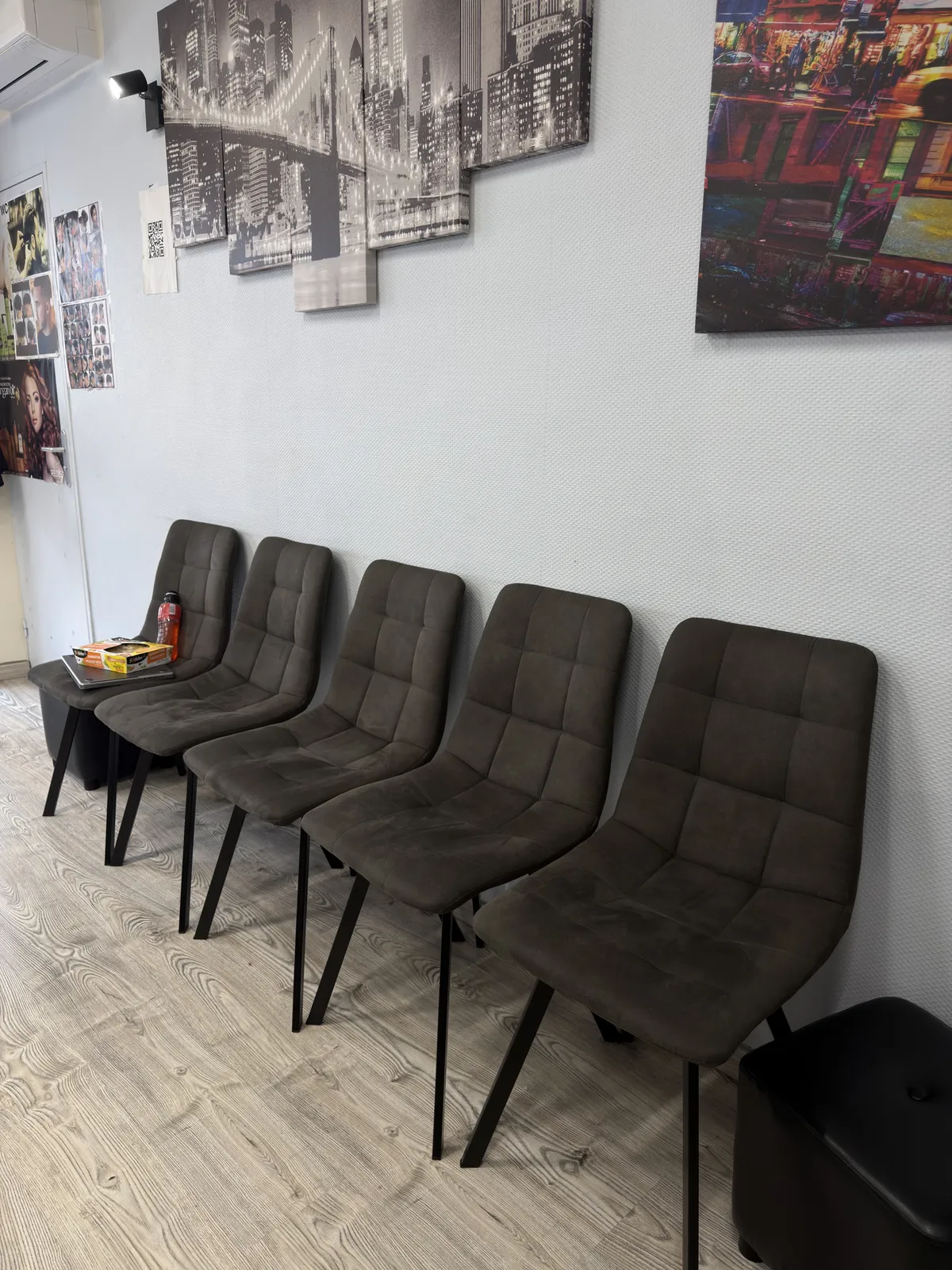 Espace d'attente du 2e salon Coiffeur City