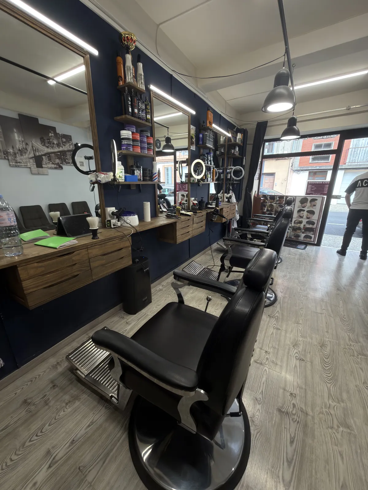 Poste de coiffure avec miroir et anneau lumineux au 2e salon